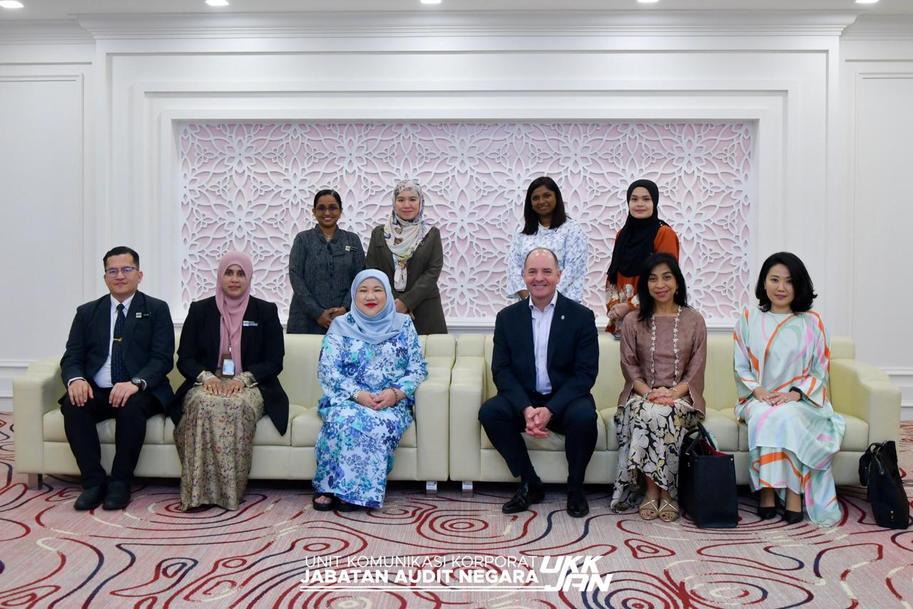 Kunjungan Hormat Ketua Eksekutif Institut Akauntan Bertauliah England dan Wales (ICAEW) Ke Atas Ketua Audit Negara
