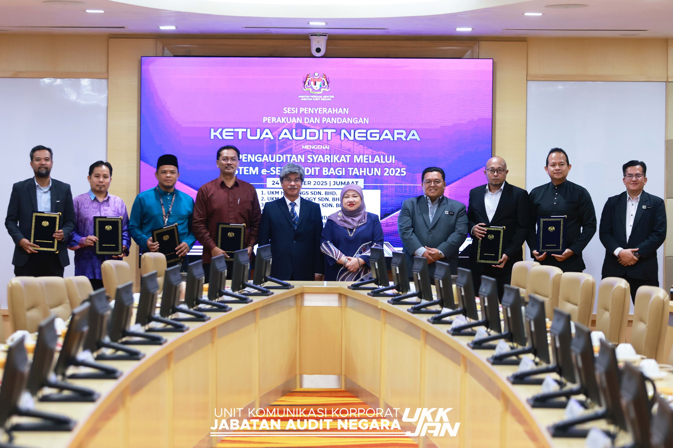 Sesi Penyerahan Perakuan Dan Pandangan Ketua Audit Negara Mengenai Pengauditan Syarikat Di Bawah Kawal Selia Universiti Kebangsaan Malaysia (UKM) Melalui Sistem E-Selfaudit Bagi Tahun 2025