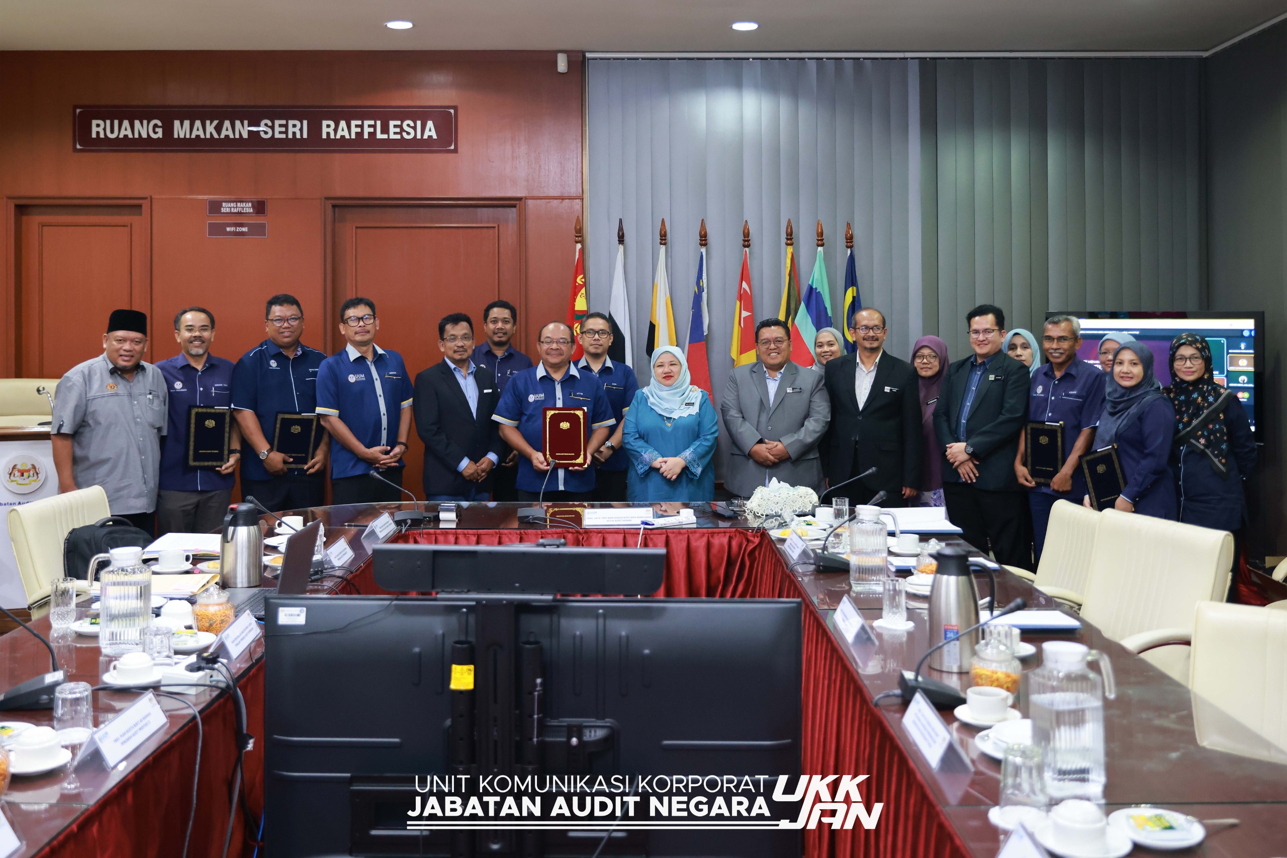 Sesi Penyerahan Perakuan Dan Pandangan Ketua Audit Negara Mengenai Pengauditan Syarikat Di Bawah Kawal Selia Universiti Utara Malaysia (UUM) Melalui Sistem E-Selfaudit Bagi Tahun 2025